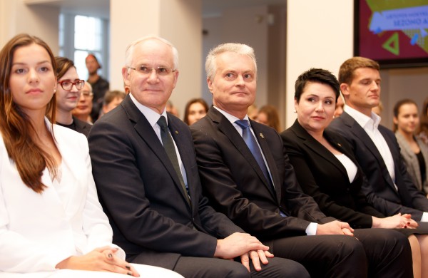 LR Prezidentas Gitanas Nausėda apdovanojo Mokyklų žaidynių nugalėtojus