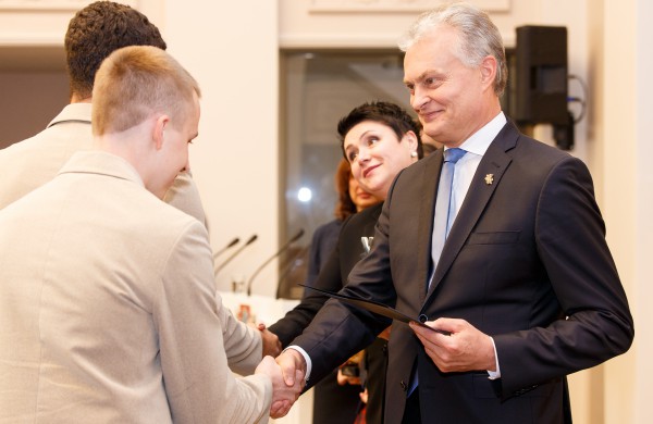 LR Prezidentas Gitanas Nausėda apdovanojo Mokyklų žaidynių nugalėtojus