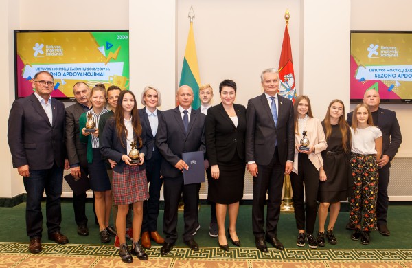 LR Prezidentas Gitanas Nausėda apdovanojo Mokyklų žaidynių nugalėtojus