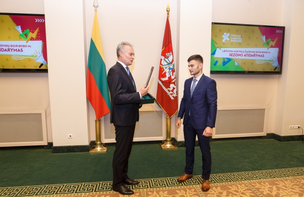 LR Prezidentas Gitanas Nausėda apdovanojo Mokyklų žaidynių nugalėtojus