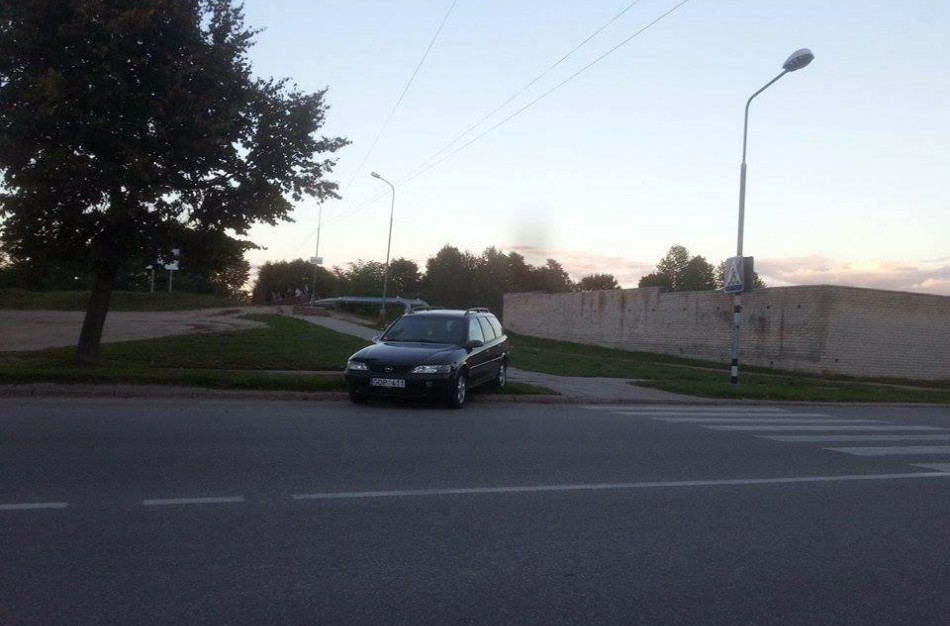 Jonavietį nustebino Lietavos gatvėje keistai pastatytas automobilis