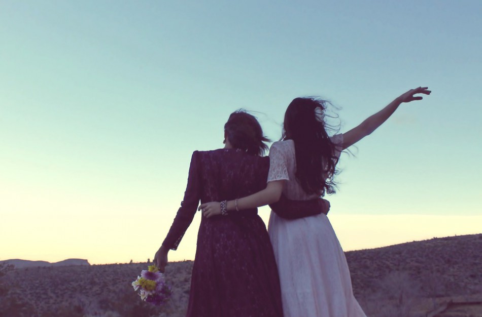 Moteris tiesia pagalbos ranką moteriai - išdrįsk nebekentėti