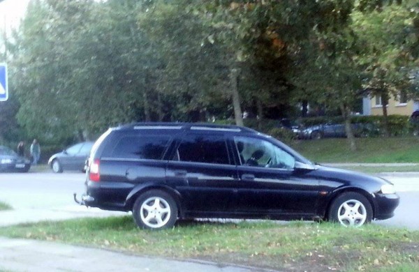 Jonavietį nustebino Lietavos gatvėje keistai pastatytas automobilis