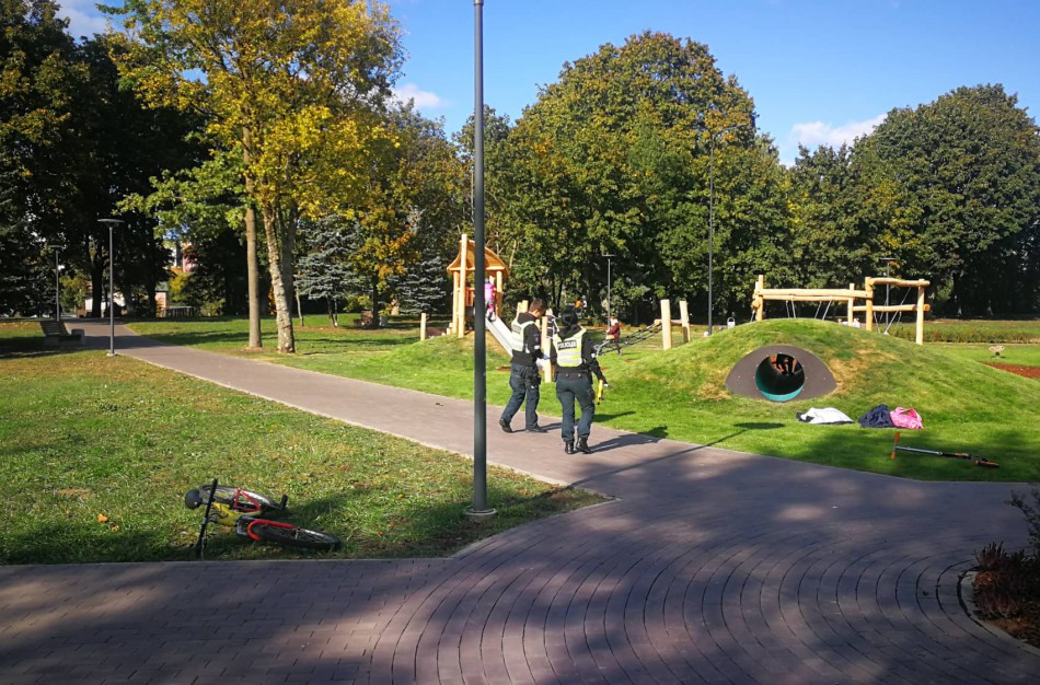 Medikai ir policijos pareigūnai skubėjo į Ramybės skverą: dviratininkė kliudė mažametį