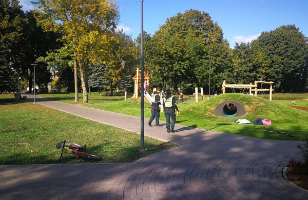 Medikai ir policijos pareigūnai skubėjo į Ramybės skverą: dviratininkė kliudė mažametį