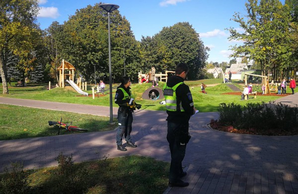 Medikai ir policijos pareigūnai skubėjo į Ramybės skverą: dviratininkė kliudė mažametį