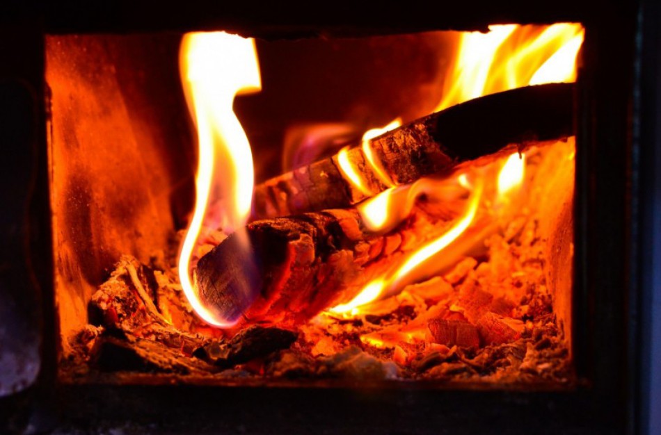 Kūreno krosnį, sudegino namus...