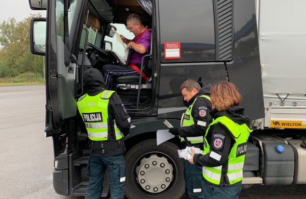 Tolimųjų reisų vairuotojams teko pabendrauti su Kauno apskrities policijos pareigūnais