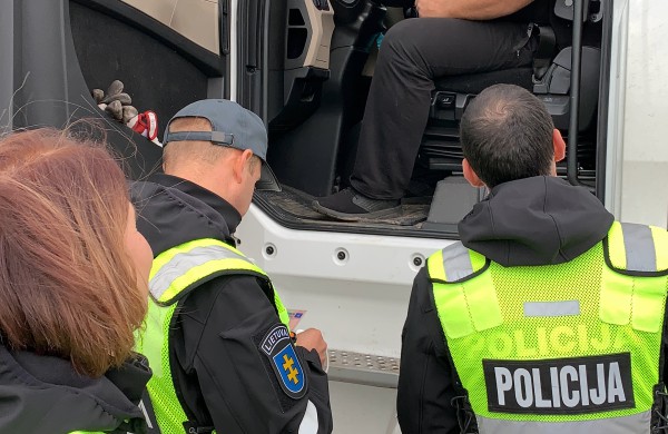 Tolimųjų reisų vairuotojams teko pabendrauti su Kauno apskrities policijos pareigūnais