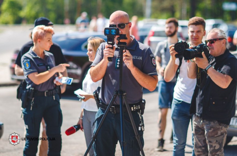 Policija pristatė naujos kartos greičio matavimo prietaisus