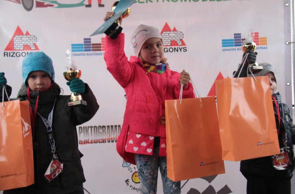 Rudeninis lietus nesutrukdė sužinoti, kas yra greičiausi ir aistringiausi mažieji lenktynininkai