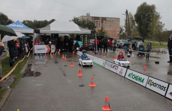 Rudeninis lietus nesutrukdė sužinoti, kas yra greičiausi ir aistringiausi mažieji lenktynininkai