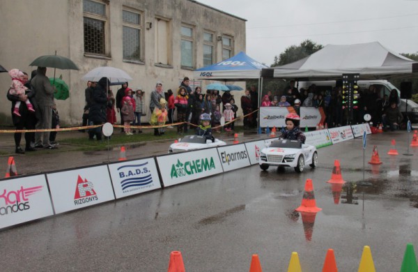Rudeninis lietus nesutrukdė sužinoti, kas yra greičiausi ir aistringiausi mažieji lenktynininkai