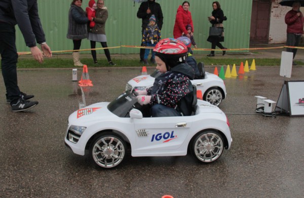 Rudeninis lietus nesutrukdė sužinoti, kas yra greičiausi ir aistringiausi mažieji lenktynininkai