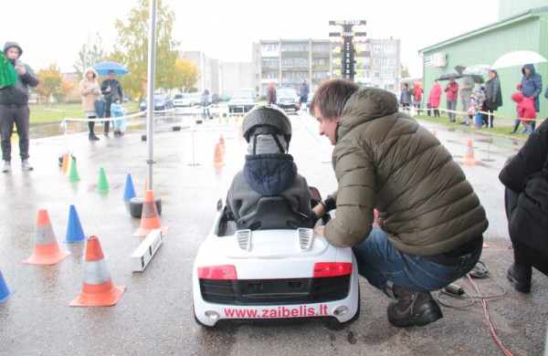 Rudeninis lietus nesutrukdė sužinoti, kas yra greičiausi ir aistringiausi mažieji lenktynininkai