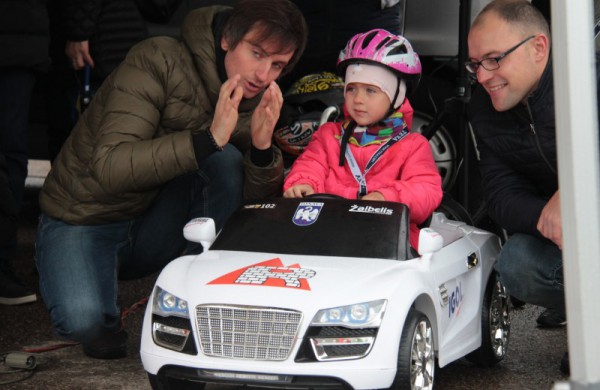 Rudeninis lietus nesutrukdė sužinoti, kas yra greičiausi ir aistringiausi mažieji lenktynininkai