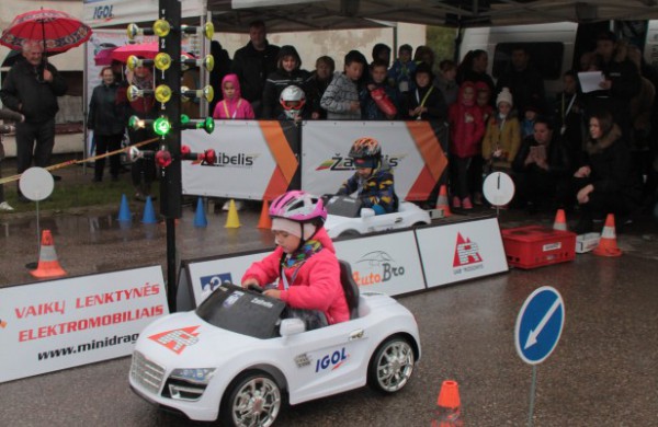 Rudeninis lietus nesutrukdė sužinoti, kas yra greičiausi ir aistringiausi mažieji lenktynininkai