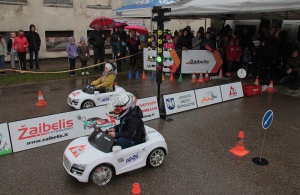 Rudeninis lietus nesutrukdė sužinoti, kas yra greičiausi ir aistringiausi mažieji lenktynininkai