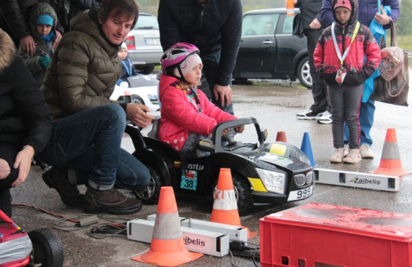 Rudeninis lietus nesutrukdė sužinoti, kas yra greičiausi ir aistringiausi mažieji lenktynininkai