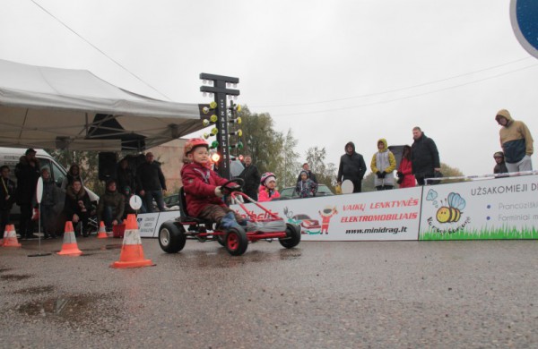 Rudeninis lietus nesutrukdė sužinoti, kas yra greičiausi ir aistringiausi mažieji lenktynininkai