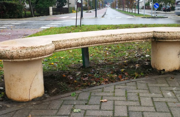 Panerių g. bus statomas naujas suolelis bei išieškoma padaryta žala