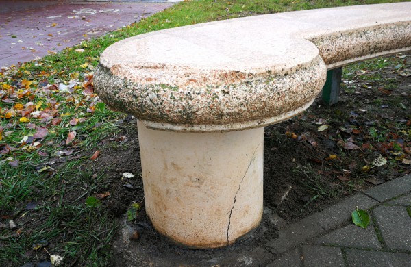 Panerių g. bus statomas naujas suolelis bei išieškoma padaryta žala