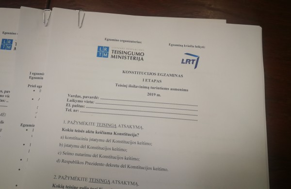 Šiandien susigrūmė Konstitucijos entuziastai!