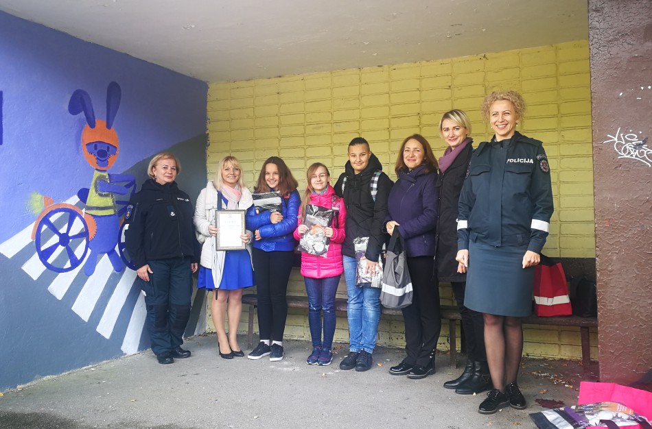 LAKD apdovanojo Jonavos mokinius už piešinių konkursą „Saugus eismas kelyje“