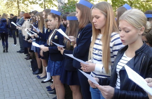 J.Ralio gimnazistai, mokytojai ir svečiai iš Vokietijos hegzametru skaitė „Odisėją“