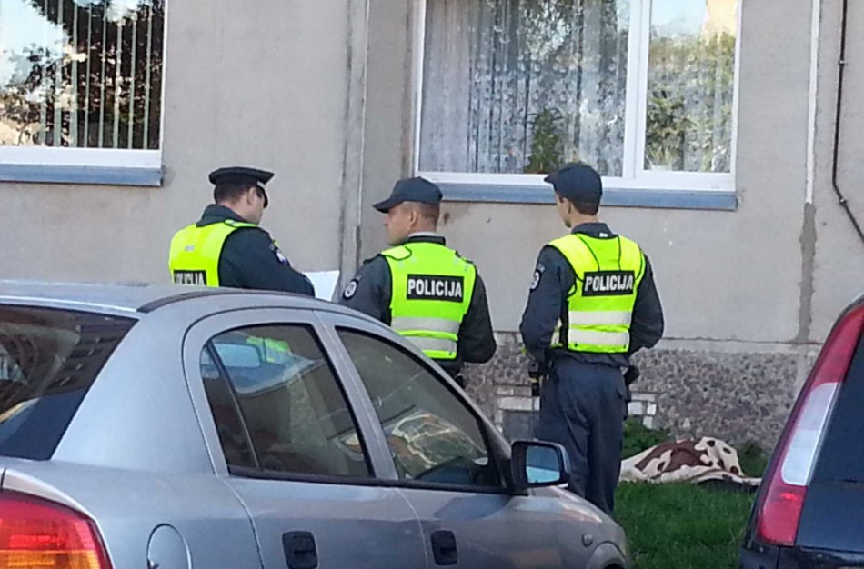 Jonavoje pro devintojo aukšto langą iškrito moteris