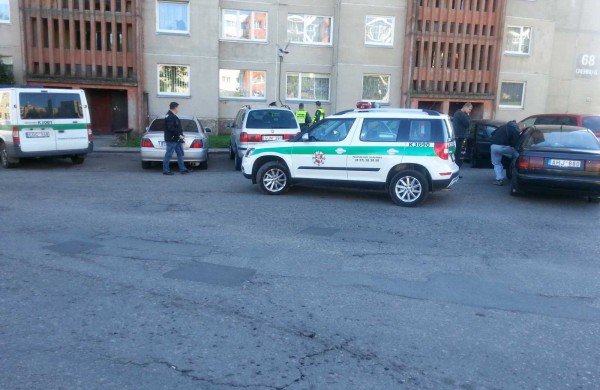 Jonavoje pro devintojo aukšto langą iškrito moteris