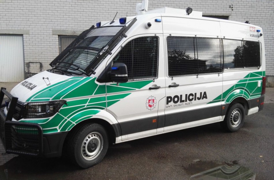 Policija įsigijo 3 antiriaušinius mikroautobusus specialiosioms operacijoms ir renginiams