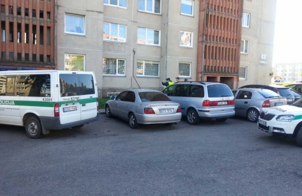 Jonavoje pro devintojo aukšto langą iškrito moteris