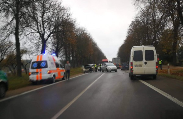 Kelyje Kaunas - Jonava susidūrė du automobiliai: formuojasi spūstys