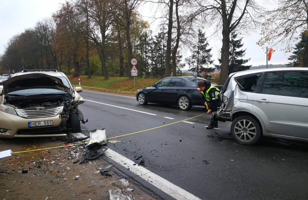 Kelyje Kaunas - Jonava susidūrė du automobiliai: formuojasi spūstys