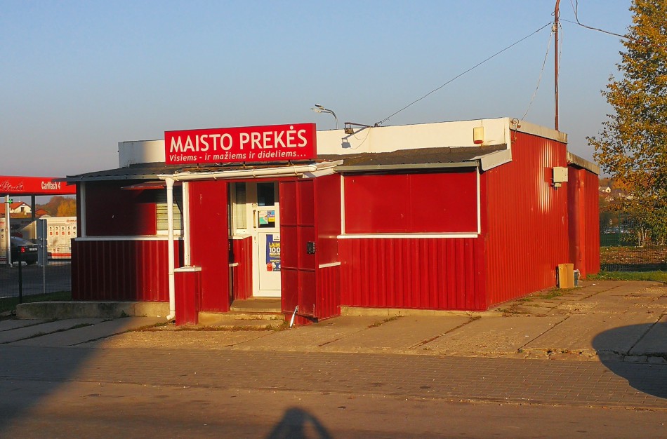 Alkoholį po 21 val. pardavusiai kasininkei – gresia bauda