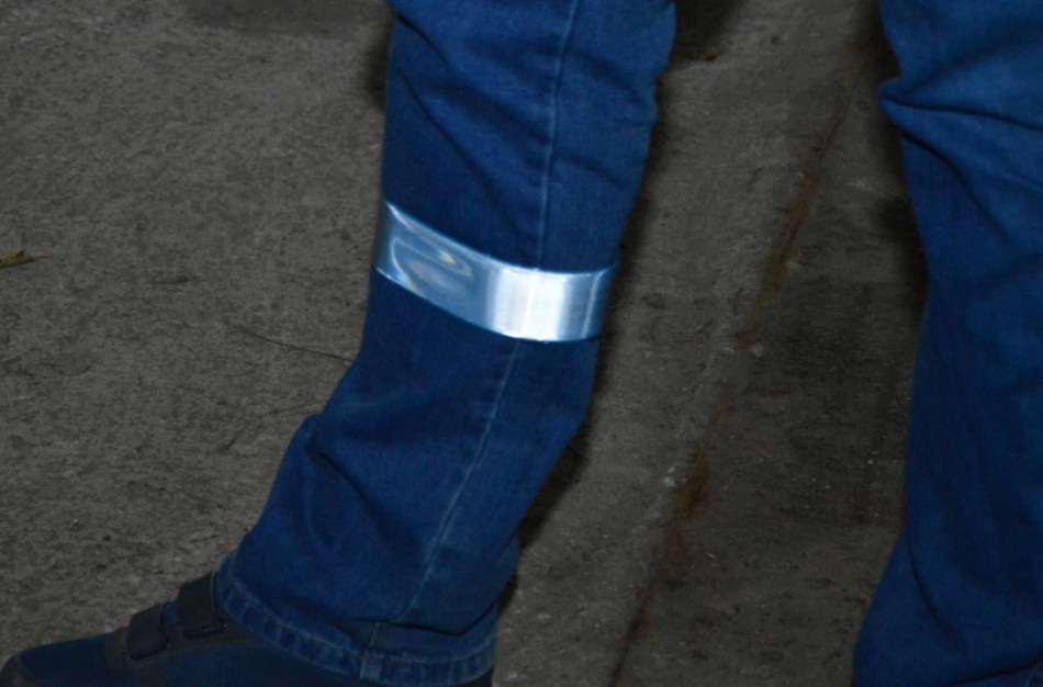 Vairuotojų prašymas pėstiesiems - neslėpkite atšvaitų kišenėse ar rankinėse, jie padeda mums jus pastebėti