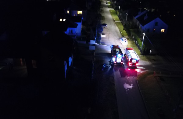 Ugniagesiai gelbėtojai skubėjo į Juodmeną: liepsnojo pastatas