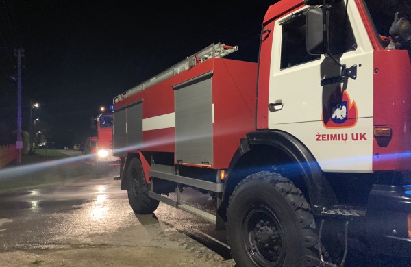 Ugniagesiai gelbėtojai skubėjo į Juodmeną: liepsnojo pastatas