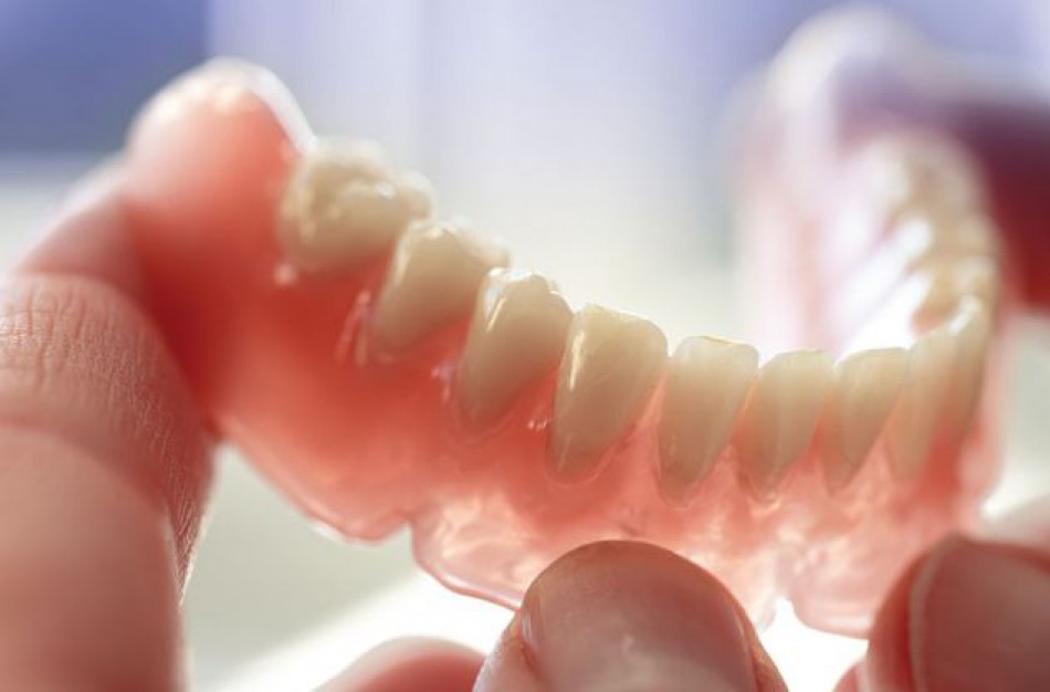 Dantų protezavimo laukiančiųjų eilės tirpsta