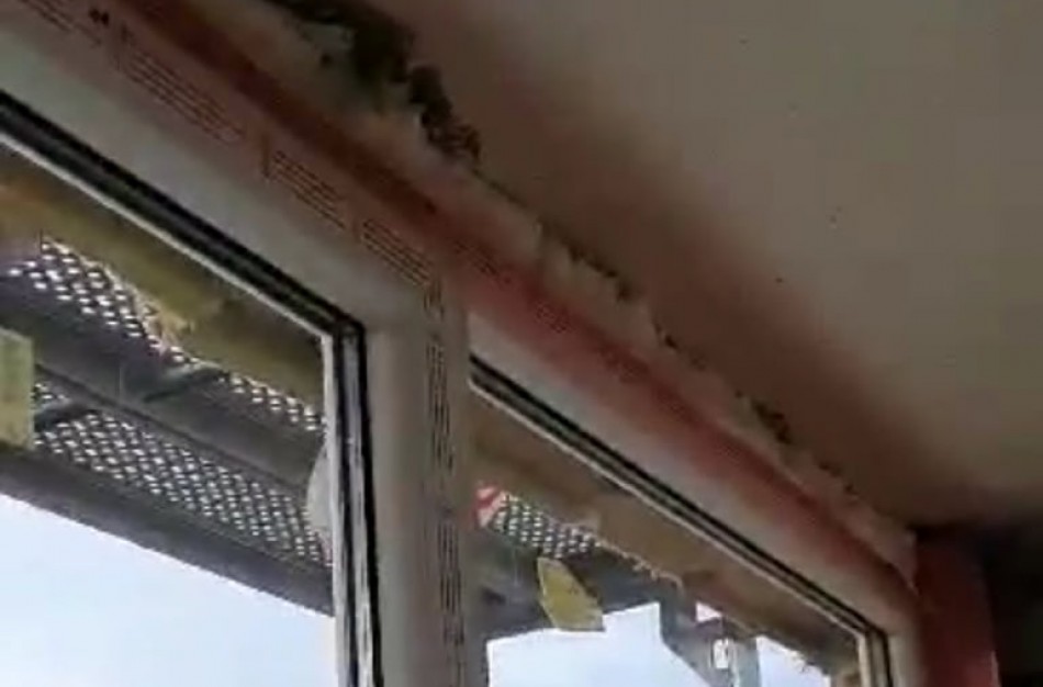 Renovuojamo namo gyventojai sunerimo dėl į balkonų vidų patenkančio vandens