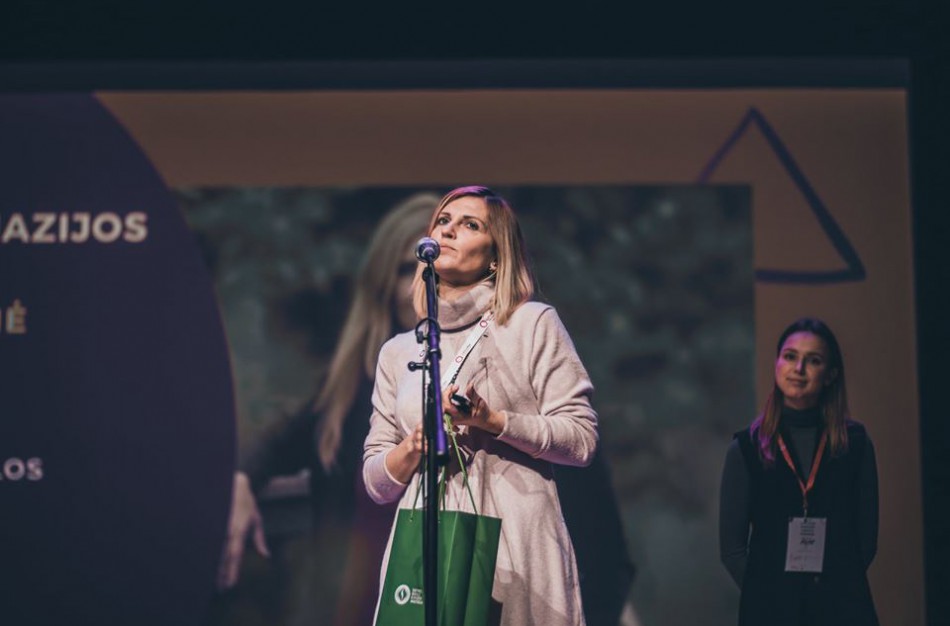 Į Jonavą parvežtas „Švietimo vadovų forumo 2019“ apdovanojimas