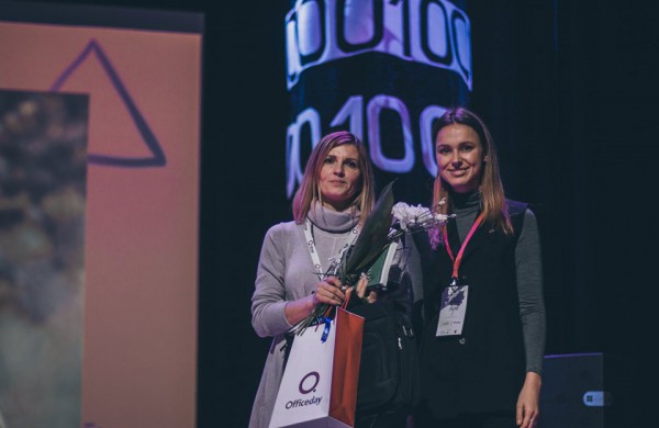 Į Jonavą parvežtas „Švietimo vadovų forumo 2019“ apdovanojimas