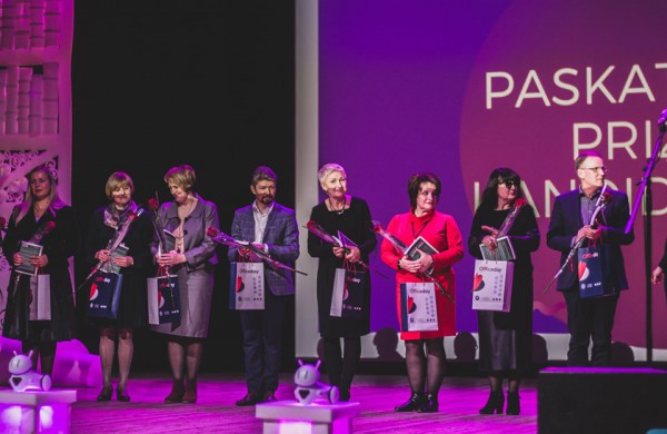 Į Jonavą parvežtas „Švietimo vadovų forumo 2019“ apdovanojimas