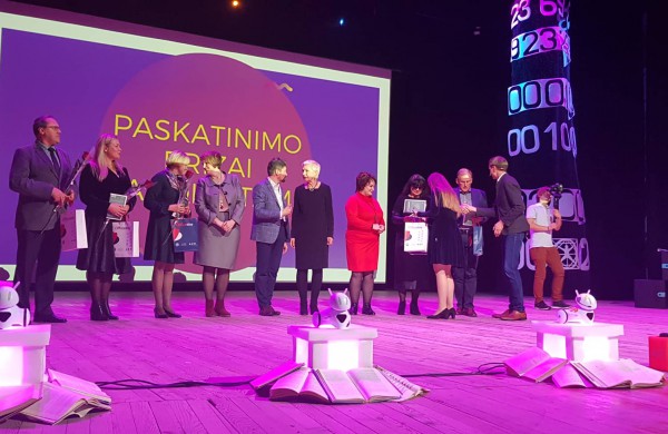 Į Jonavą parvežtas „Švietimo vadovų forumo 2019“ apdovanojimas