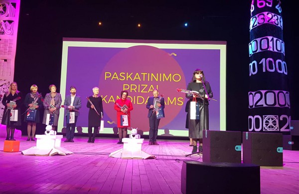 Į Jonavą parvežtas „Švietimo vadovų forumo 2019“ apdovanojimas