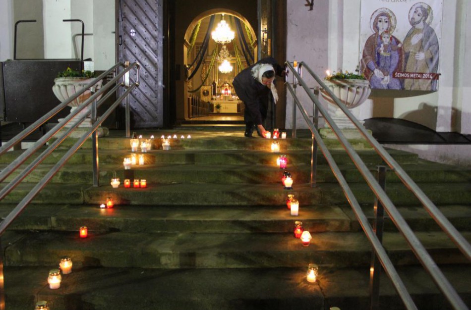 Prie Jonavos bažnyčios už negimusius vaikus uždegtos žvakės