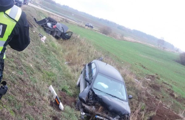 Kelyje Jonava – Ukmergė kaktomuša susidūrė 2 automobiliai