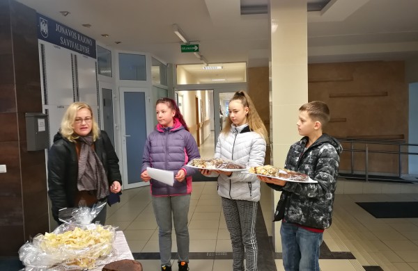 Naminiai kepiniai „tirpo akyse“ - aukų dėžutė sparčiai pildėsi