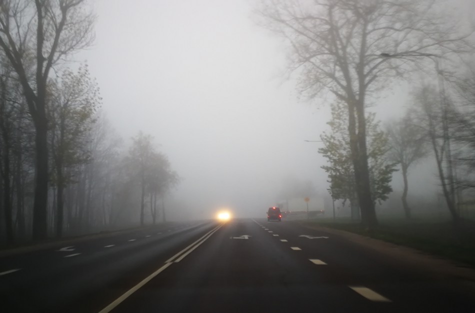 Eismo sąlygas sunkina rūkas. Būkite atsargūs!